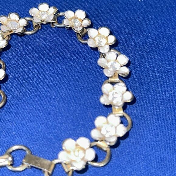Vintage white floral sparkling crystal goldtone link bracelet 3” diameter - Picture 7 of 7